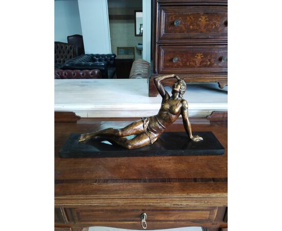 Scultura in bronzo di fanciulla 