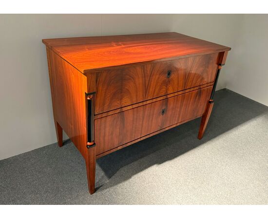 Cassettone Biedermeier in noce e semicolonne ebanizzate