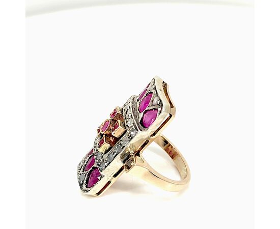 Anello in oro e argento con rubini e diamanti