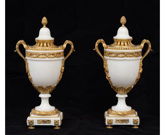 Coppia di cassolette/Vasi antichi Napoleone III in marmo bianco statuario e bronzo dorato. Francia XIX secolo.