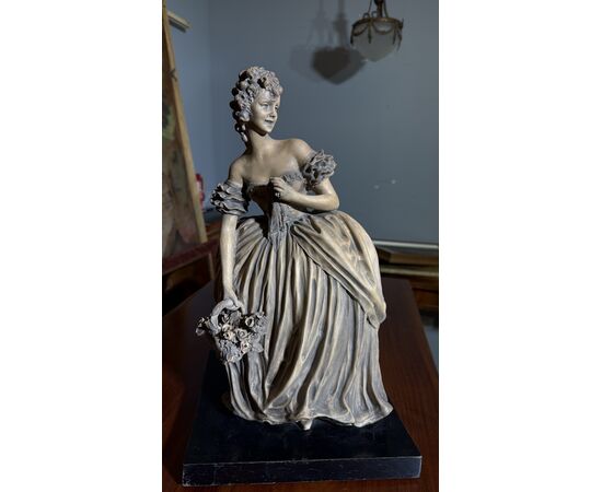 Scultura di dama anni '40 in terracotta patinata firmata Tomuti