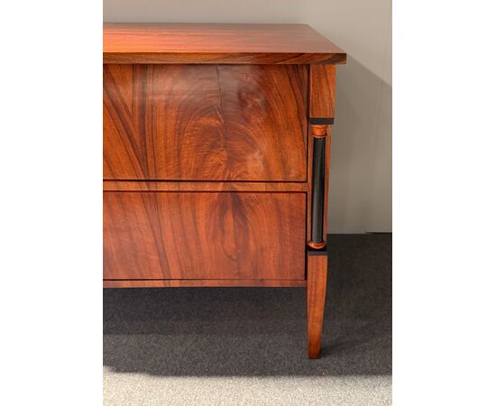 Cassettone Biedermeier in noce e semicolonne ebanizzate