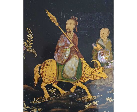 TAVOLINO EBANIZZATO DI STILE ORIENTALE CON TARSIE PRIMO XIX SECOLO
