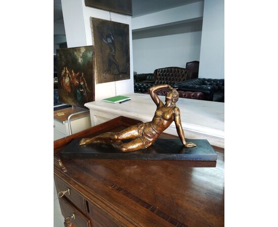 Scultura in bronzo di fanciulla 