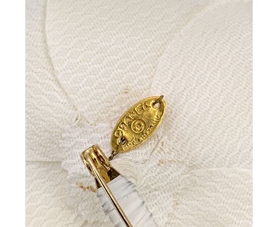 CHANEL Spilla Vintage in Tela Col. Bianco Camelia