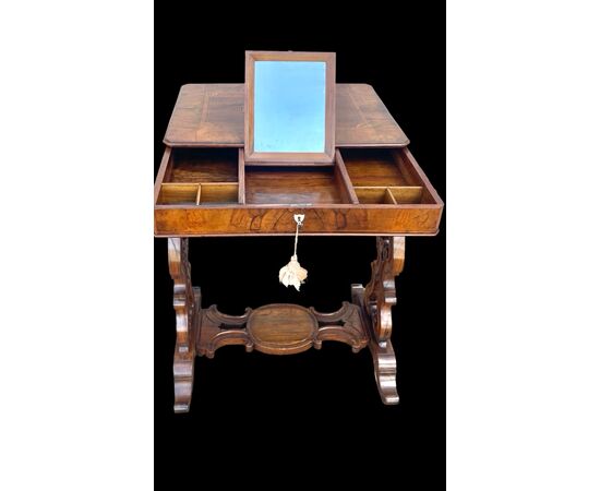 Tavolino toilette in noce con piano intarsiato.Periodo Luigi Filippo.