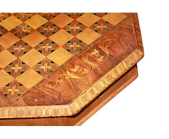 Tavolino Da Lavoro Inglese Riccamente intarsiato Stile Vittoriano in Legno di Noce