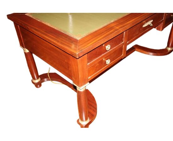 Scrivania Impero francese di inizio 1900 in legno di mogano con piano in pelle