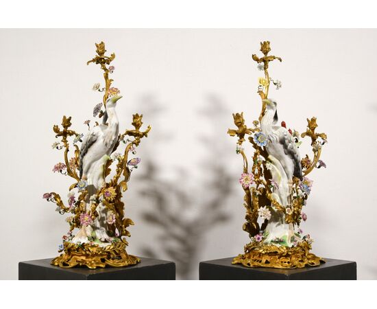  Coppia di grandi candelabri a tre luci in bronzo dorato con aironi e fiori in porcellana policroma, Francia, XIX secolo