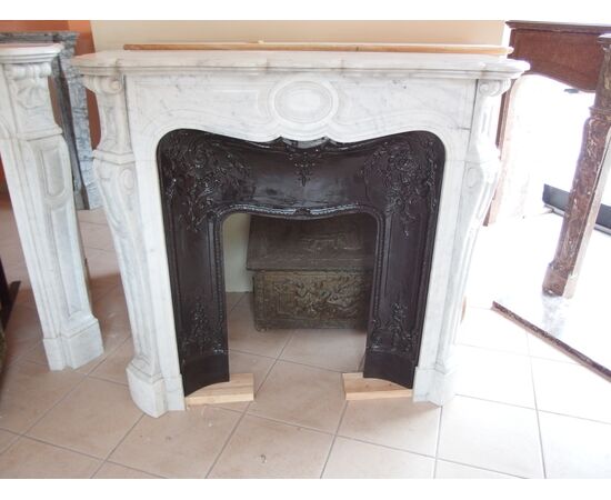 PICCOLO CORNICE POMPADOUR MARMO BIANCO DI CARRARA STILE LUIGI XV FRANCIA  cm L116xP37xH107 