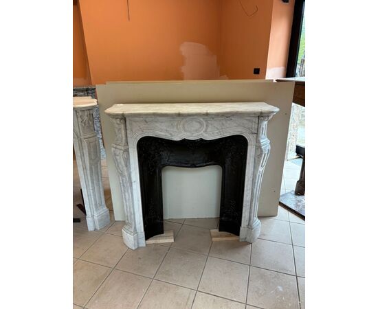 PICCOLO CORNICE POMPADOUR MARMO BIANCO DI CARRARA STILE LUIGI XV FRANCIA  cm L116xP37xH107 