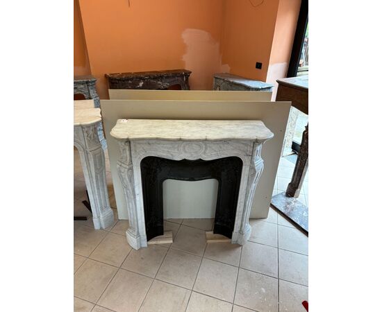 PICCOLO CORNICE POMPADOUR MARMO BIANCO DI CARRARA STILE LUIGI XV FRANCIA  cm L116xP37xH107 