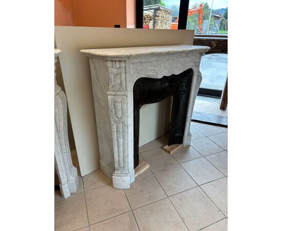 PICCOLO CORNICE POMPADOUR MARMO BIANCO DI CARRARA STILE LUIGI XV FRANCIA  cm L116xP37xH107 