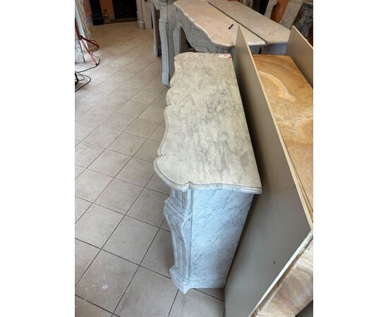PICCOLO CORNICE POMPADOUR MARMO BIANCO DI CARRARA STILE LUIGI XV FRANCIA  cm L116xP37xH107 