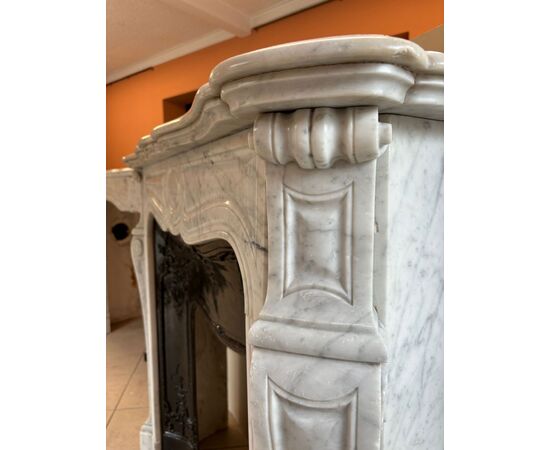 PICCOLO CORNICE POMPADOUR MARMO BIANCO DI CARRARA STILE LUIGI XV FRANCIA  cm L116xP37xH107 