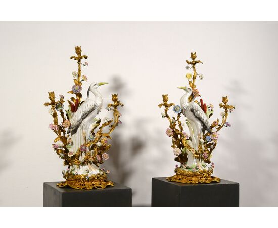  Coppia di grandi candelabri a tre luci in bronzo dorato con aironi e fiori in porcellana policroma, Francia, XIX secolo