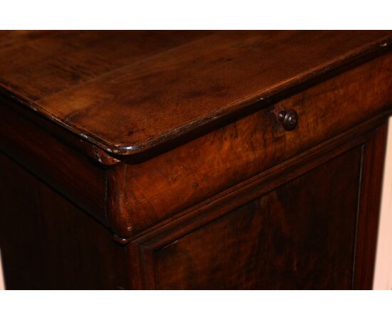 Grazioso Comodino francese del 1800 in legno di noce stile Luigi Filippo