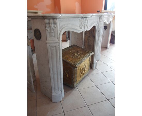 CAMINO IN MARMO BIANCO DI CARRARA SCOLPITO STILE LUIGI XV FRANCIA  cm L130xP38xH107