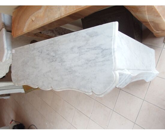 PICCOLO CORNICE POMPADOUR MARMO BIANCO DI CARRARA STILE LUIGI XV FRANCIA  cm L116xP37xH107 