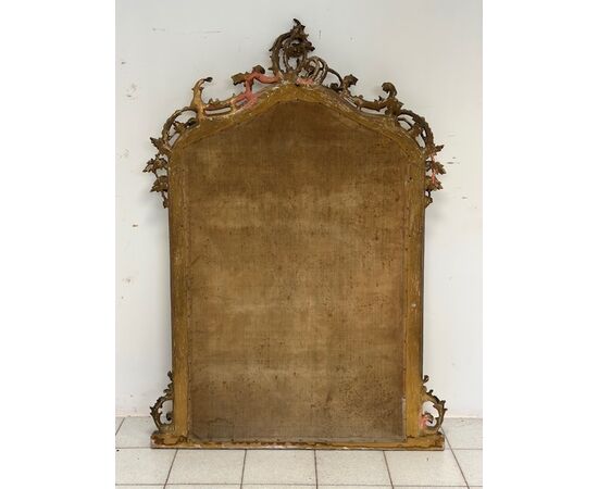 Specchiera caminiera lignea intagliata dorata . XIX secolo. Restaurata