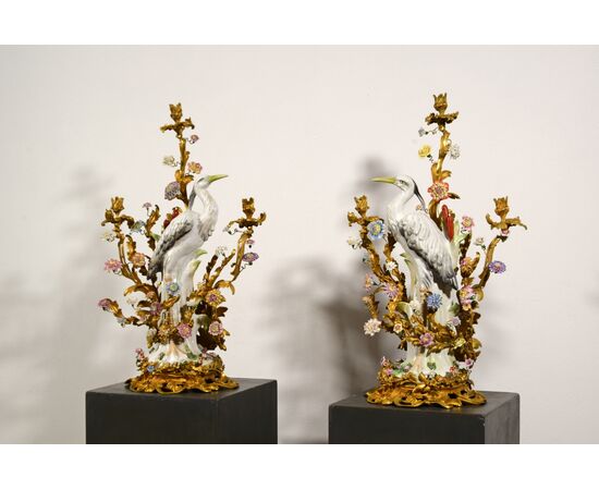  Coppia di grandi candelabri a tre luci in bronzo dorato con aironi e fiori in porcellana policroma, Francia, XIX secolo