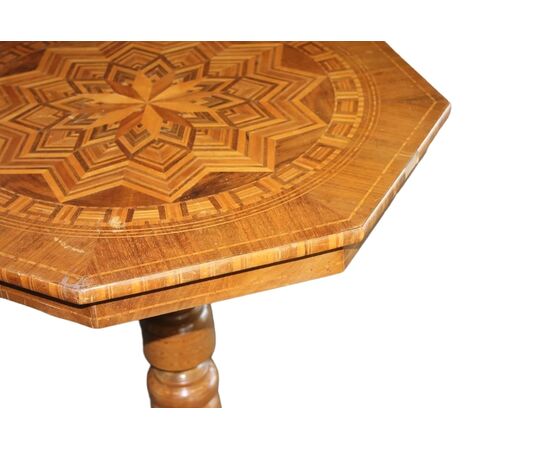 Tavolino Italiano Sorrentino del 1800 con Piano Intarsiato di Forma Ottagonale