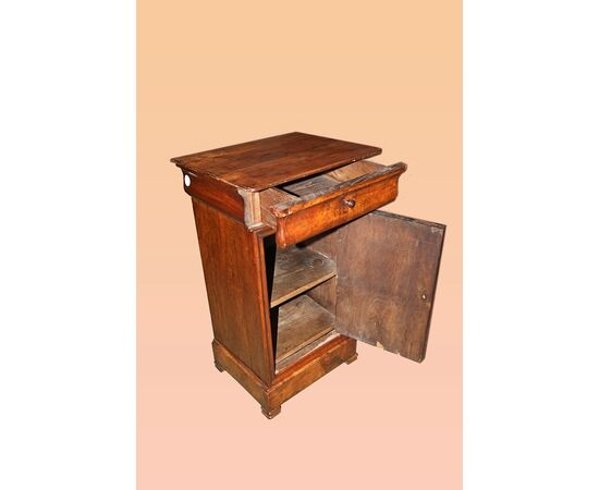 Grazioso Comodino francese del 1800 in legno di noce stile Luigi Filippo