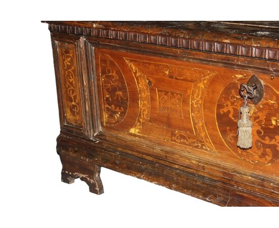 Grande Cassapanca italiana del 1600 in legno di noce Riccamente Intarsiata