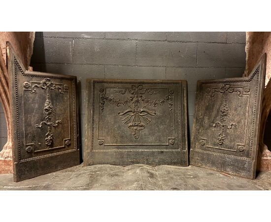 P263 - Trittico di piastre in ghisa, epoca '800, Misure: centrale cm L 82 x H 71, laterali cm L 49 x H 87