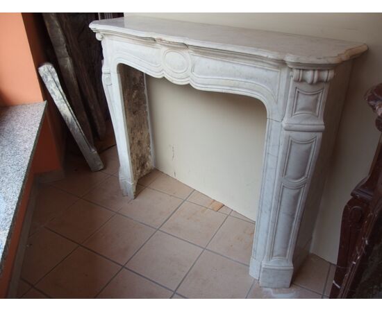 CAMINO IN MARMO BIANCO CARRARA POMPADOUR FRANCIA  cm L130xP36xH107 