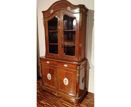 Vetrina credenza francese del 1800 con medaglioni in porcella di Sevres e cariatidi bronzi dorati 