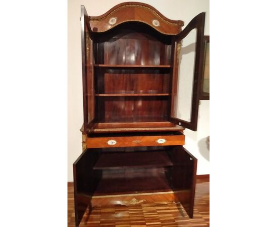 Vetrina credenza francese del 1800 con medaglioni in porcella di Sevres e cariatidi bronzi dorati 