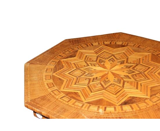 Tavolino Italiano Sorrentino del 1800 con Piano Intarsiato di Forma Ottagonale