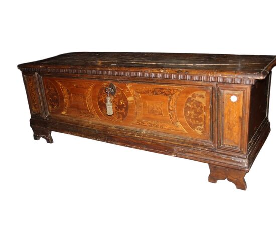 Grande Cassapanca italiana del 1600 in legno di noce Riccamente Intarsiata