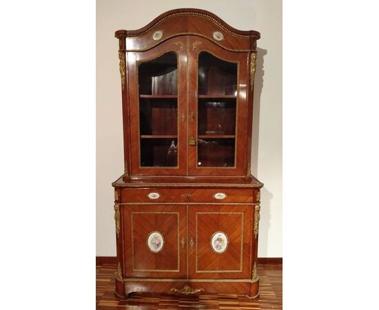Vetrina credenza francese del 1800 con medaglioni in porcella di Sevres e cariatidi bronzi dorati 