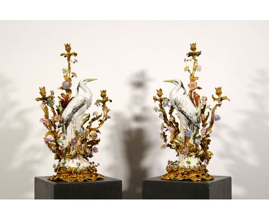  Coppia di grandi candelabri a tre luci in bronzo dorato con aironi e fiori in porcellana policroma, Francia, XIX secolo