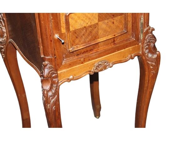 Comodino Francese Stile Luigi Filippo Con Intagli e Piano in Marmo XIX secolo