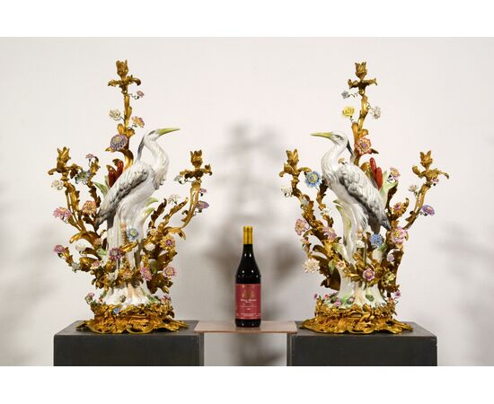  Coppia di grandi candelabri a tre luci in bronzo dorato con aironi e fiori in porcellana policroma, Francia, XIX secolo