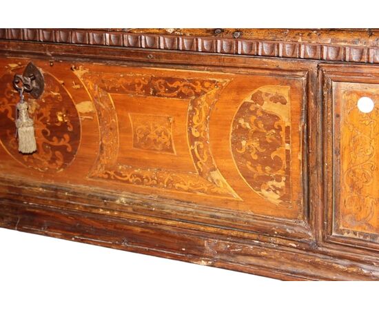 Grande Cassapanca italiana del 1600 in legno di noce Riccamente Intarsiata