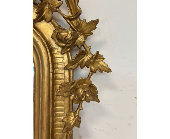 Specchiera caminiera lignea intagliata dorata . XIX secolo. Restaurata