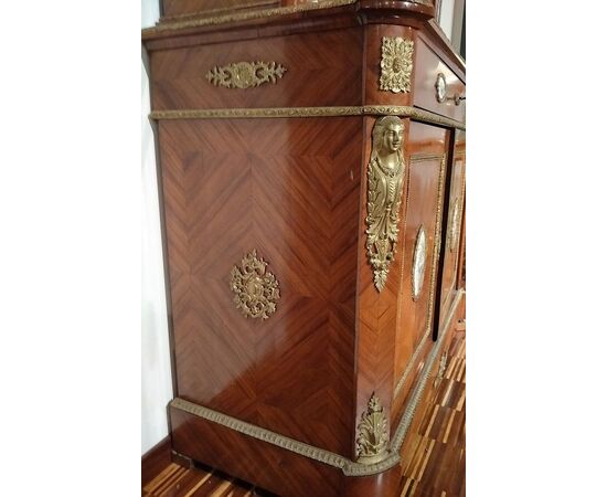 Vetrina credenza francese del 1800 con medaglioni in porcella di Sevres e cariatidi bronzi dorati 