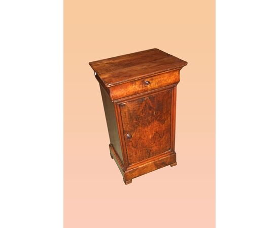 Grazioso Comodino francese del 1800 in legno di noce stile Luigi Filippo