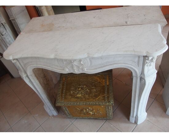 CAMINO IN MARMO BIANCO DI CARRARA SCOLPITO STILE LUIGI XV FRANCIA  cm L130xP38xH107