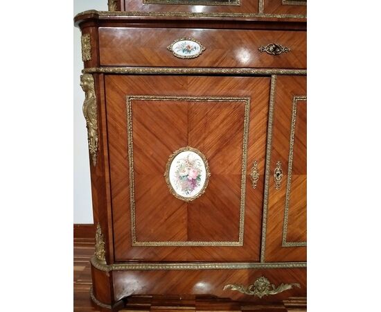 Vetrina credenza francese del 1800 con medaglioni in porcella di Sevres e cariatidi bronzi dorati 