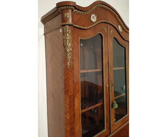 Vetrina credenza francese del 1800 con medaglioni in porcella di Sevres e cariatidi bronzi dorati 