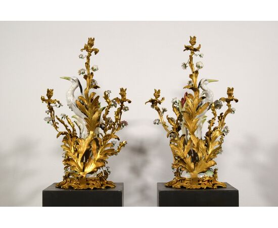  Coppia di grandi candelabri a tre luci in bronzo dorato con aironi e fiori in porcellana policroma, Francia, XIX secolo