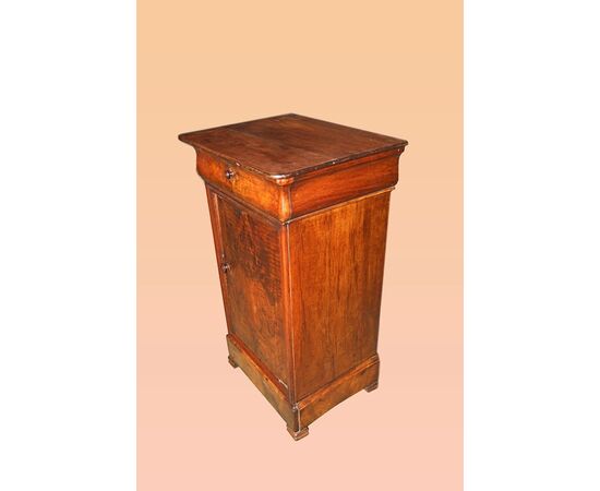 Grazioso Comodino francese del 1800 in legno di noce stile Luigi Filippo