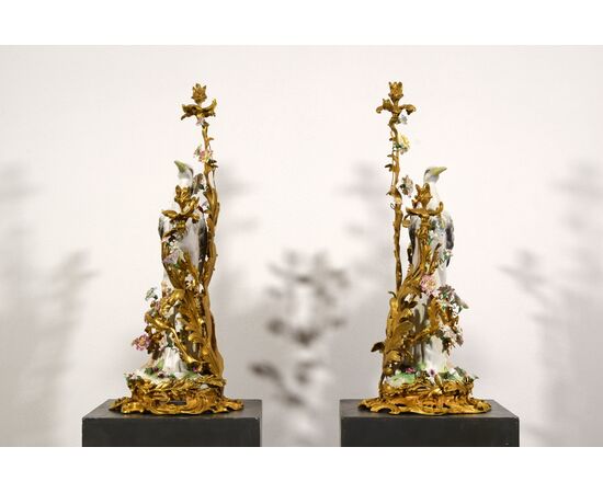  Coppia di grandi candelabri a tre luci in bronzo dorato con aironi e fiori in porcellana policroma, Francia, XIX secolo