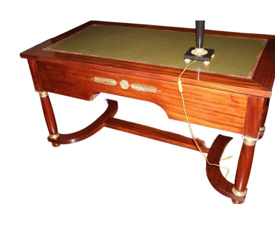 Scrivania Impero francese di inizio 1900 in legno di mogano con piano in pelle