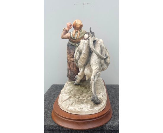 Figura di contadina con mucca in ceramica.Manifattura Cacciapuoti. Milano.